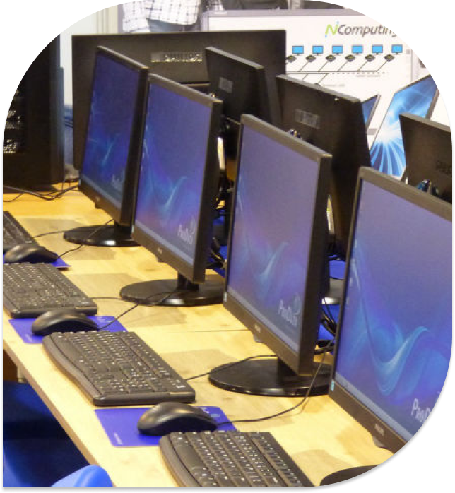 Imagem com computadores dispostos em um laboratório